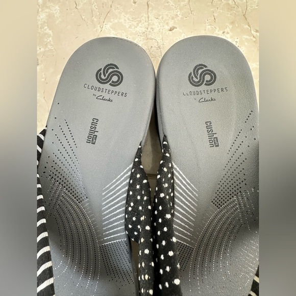 Clarks Cloudsteppers Womens 10 Black Stripe Polka Dot Comfort Thong Sandals - Picture 5 of 6